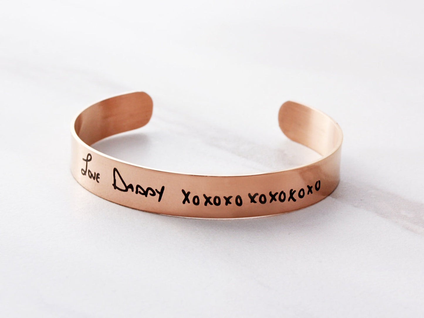 Pulsera con escritura grabada