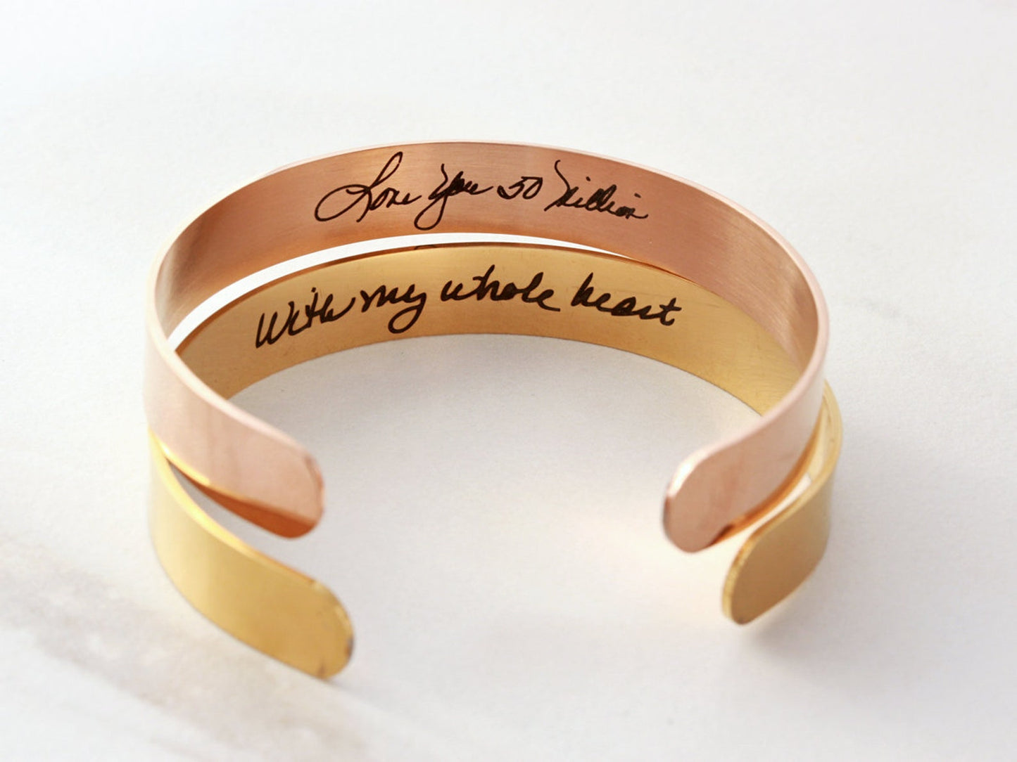 Pulsera con escritura grabada