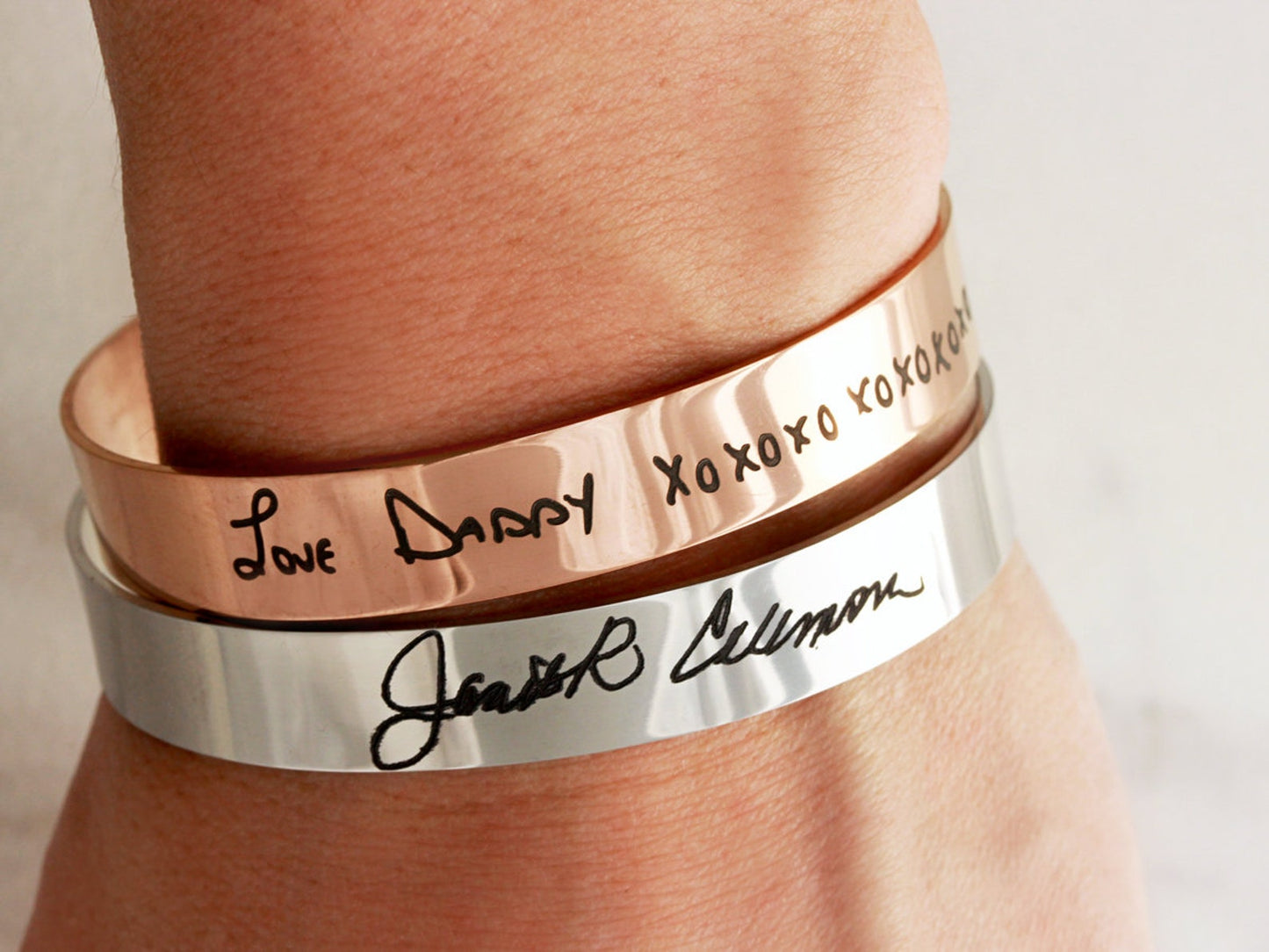 Pulsera con escritura grabada