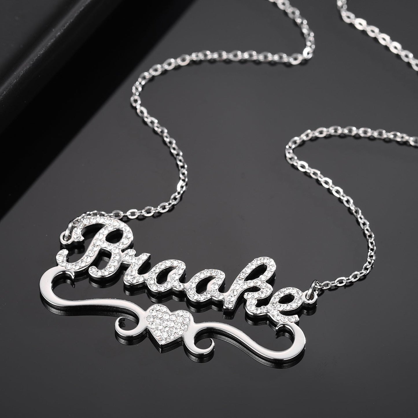 COMFMET TITLE NAME NECKLACE