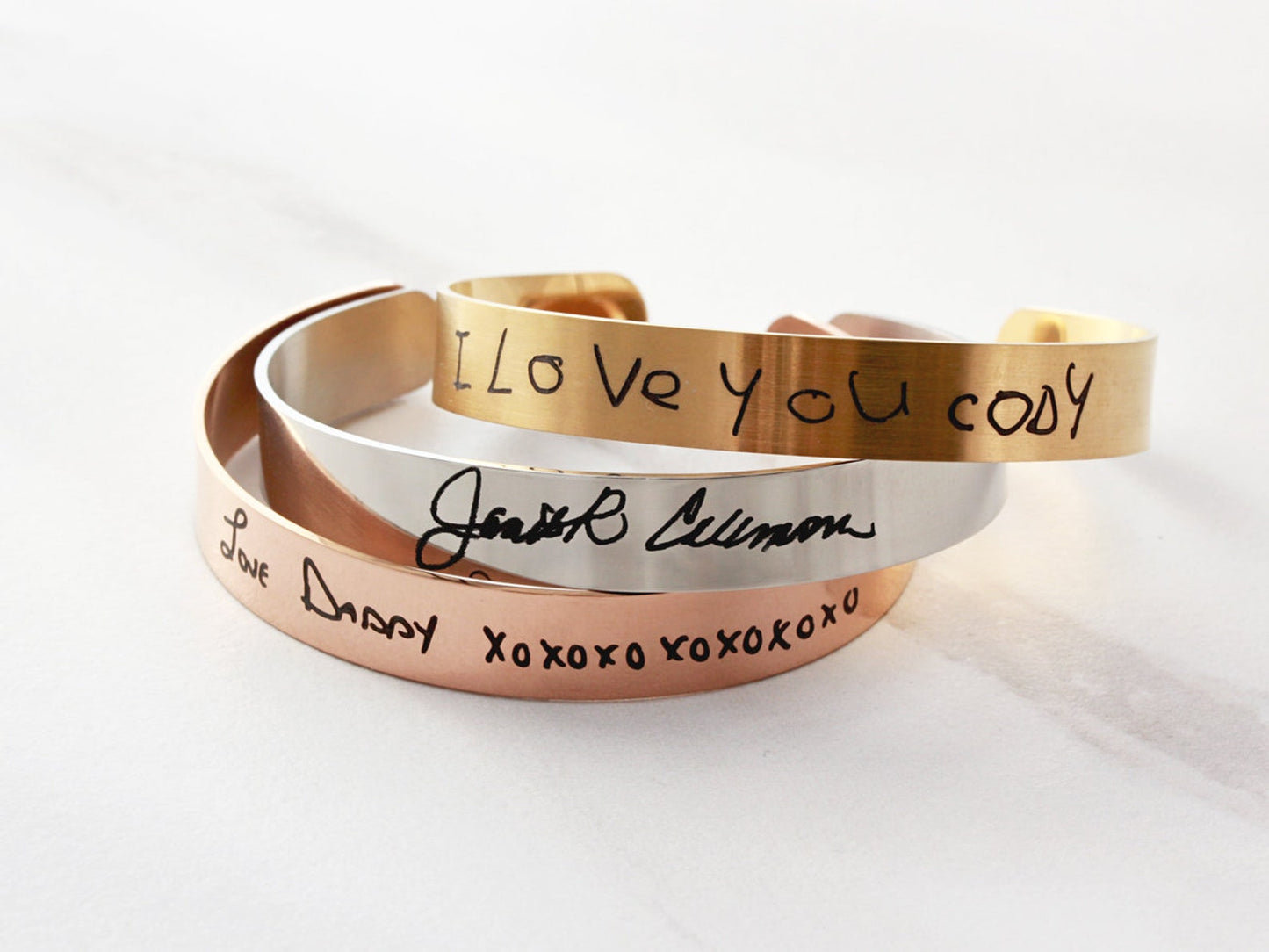 Pulsera con escritura grabada
