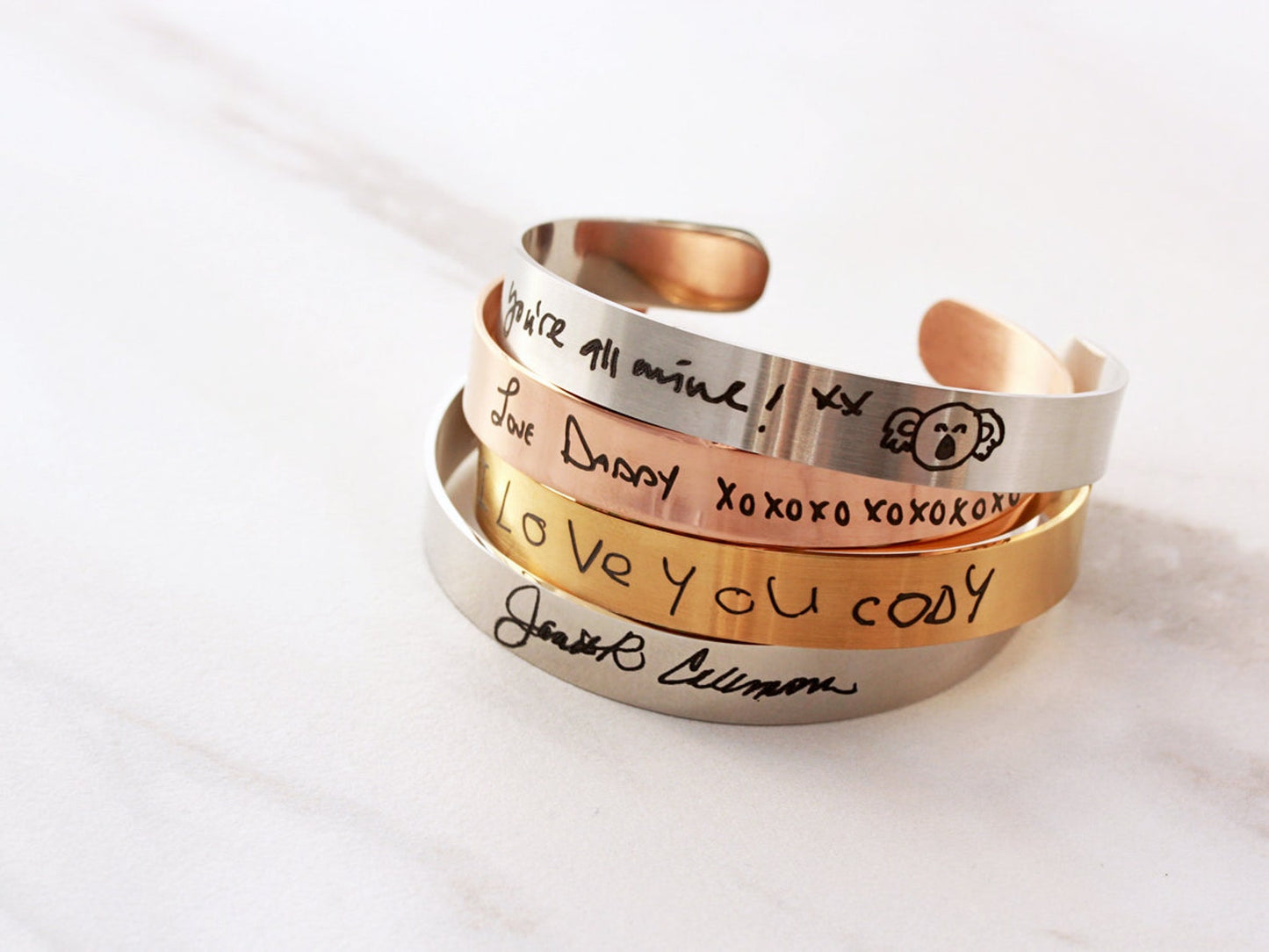 Pulsera con escritura grabada