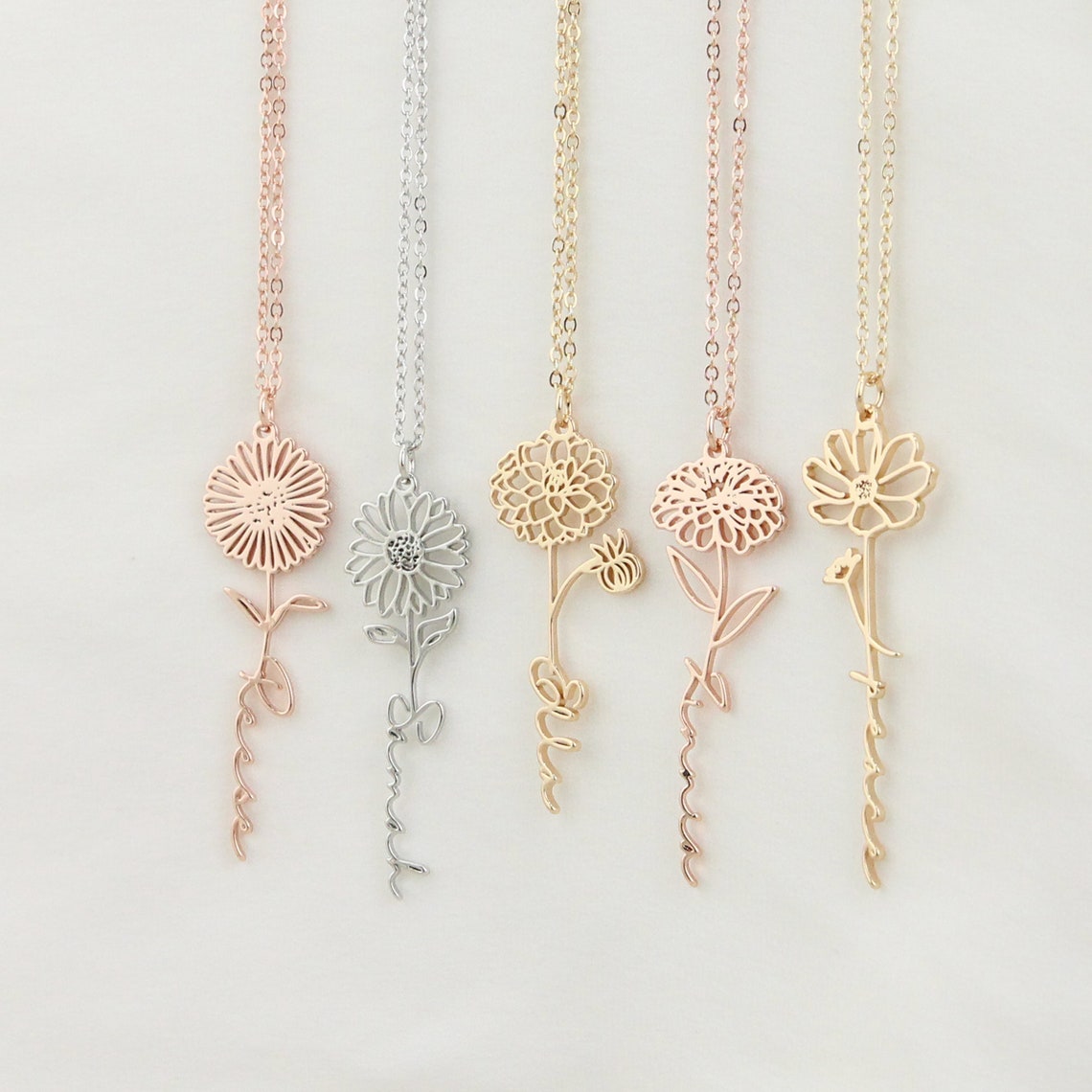 Collar con nombre personalizado con flor de nacimiento