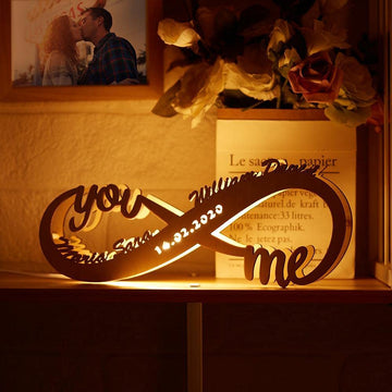 Personalisierte Infinity You and Me Wood Art Led Light (Ich erinnere mich an den Tag, an dem wir uns trafen)